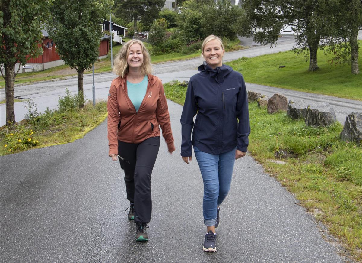 frisklivsveilederne i Nærøysund gående utendørs - Klikk for stort bilde